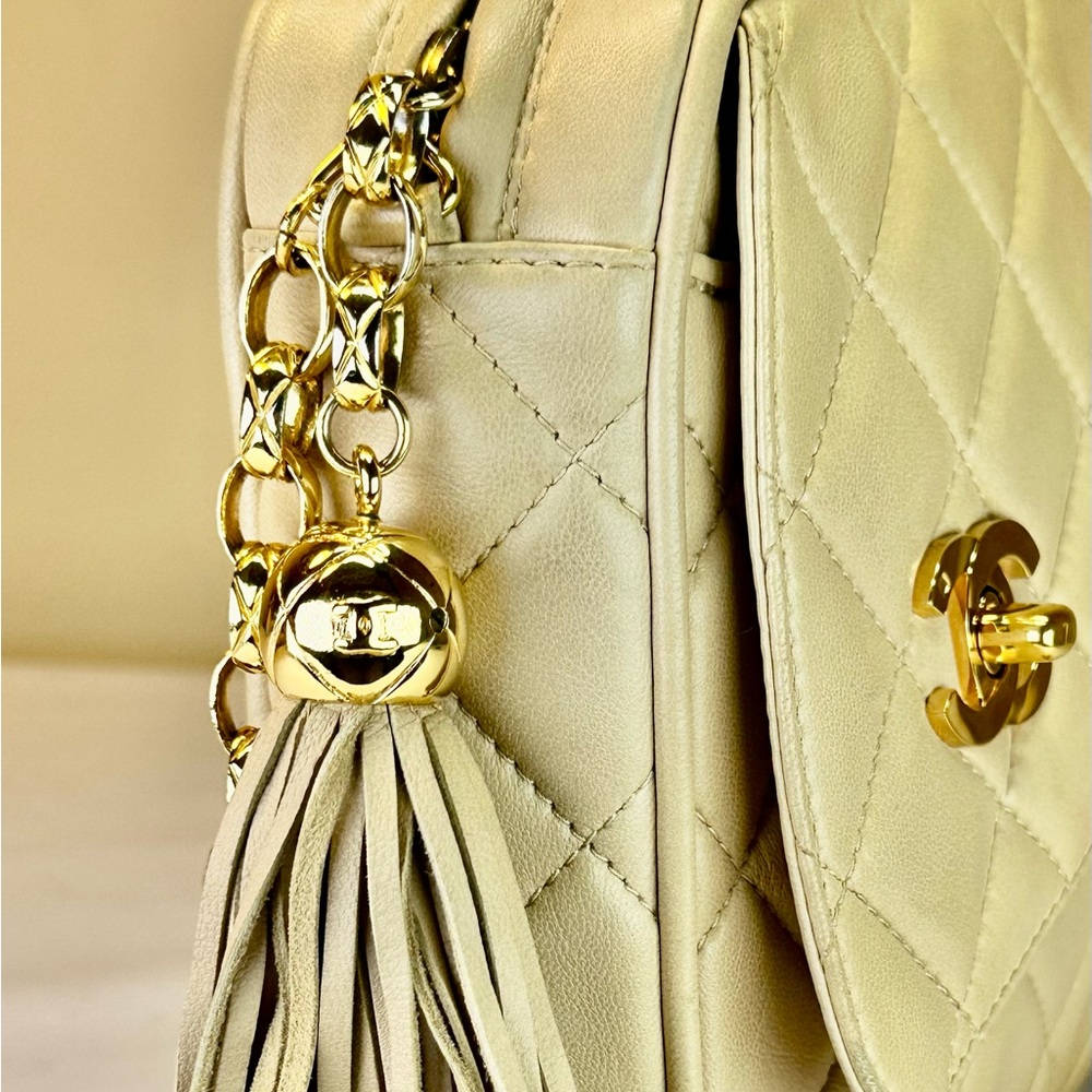 CHANEL Cream Quilted Bag with Gold Chain - Picture 13 of 16